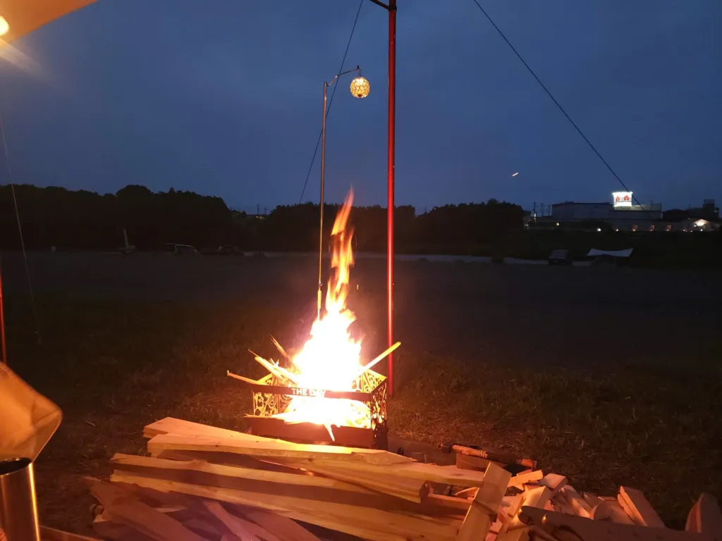 Ngon lua trai duoc giu am giua con mua rung