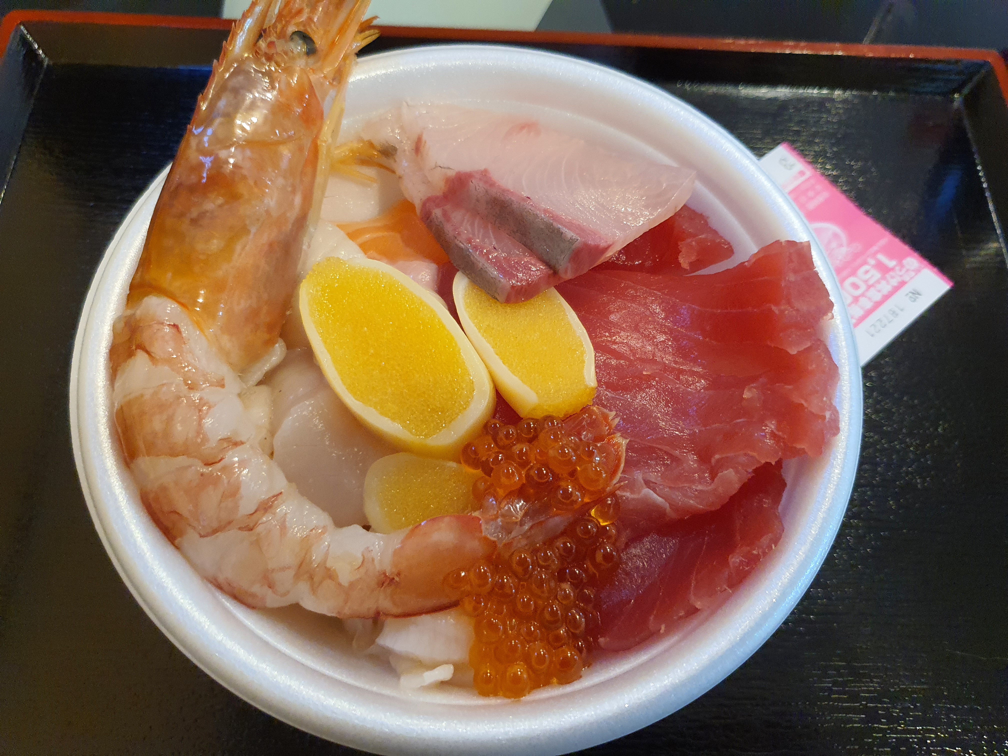 Bát cơm sushi Nokkedon đầy đặn với tôm, trứng cá hồi, cá ngừ và nhiều loại hải sản tươi rói.