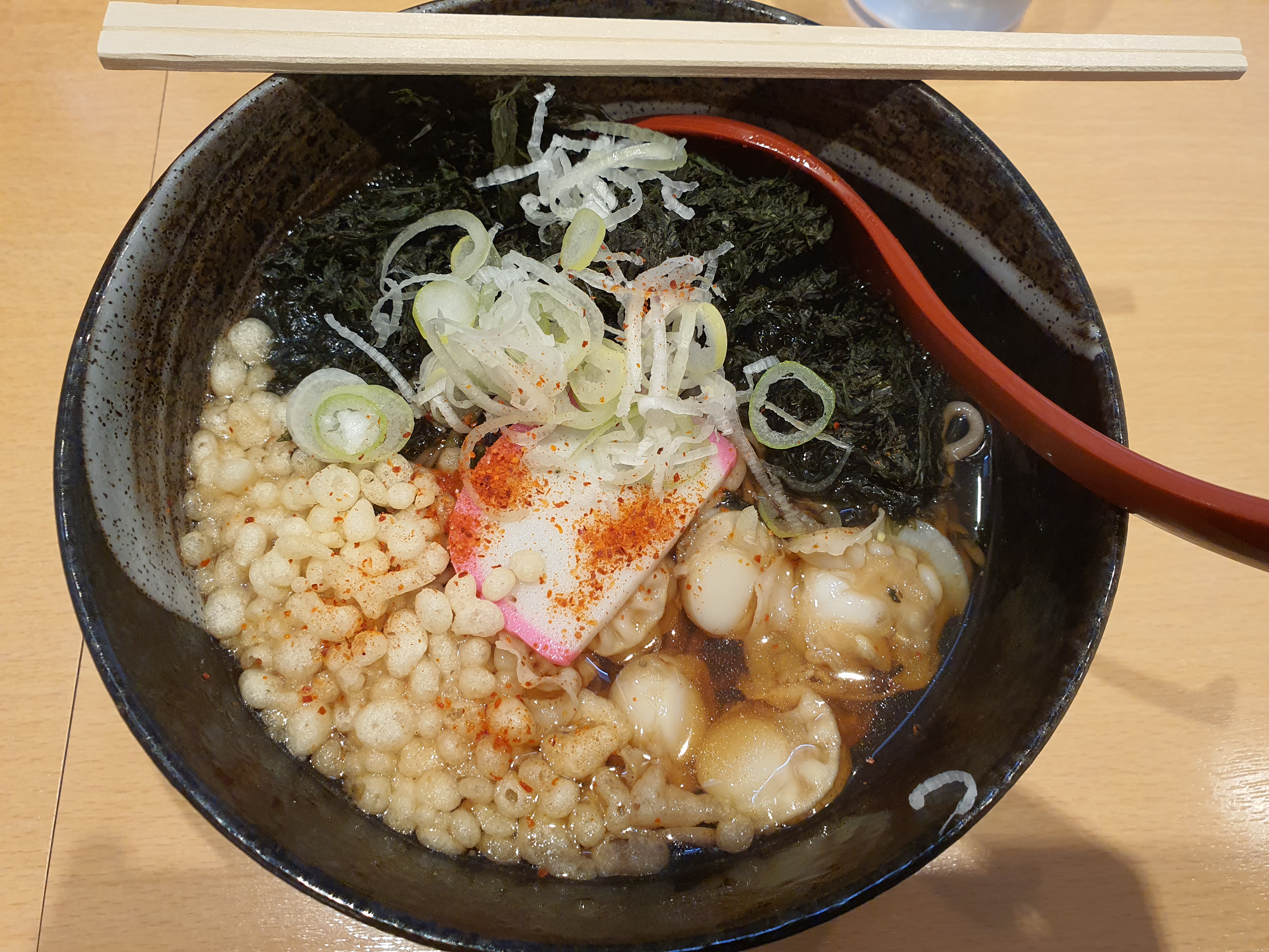 Tô mì Tanuki Soba nóng hổi với nước dùng thanh nhẹ và lớp bột chiên giòn rụm