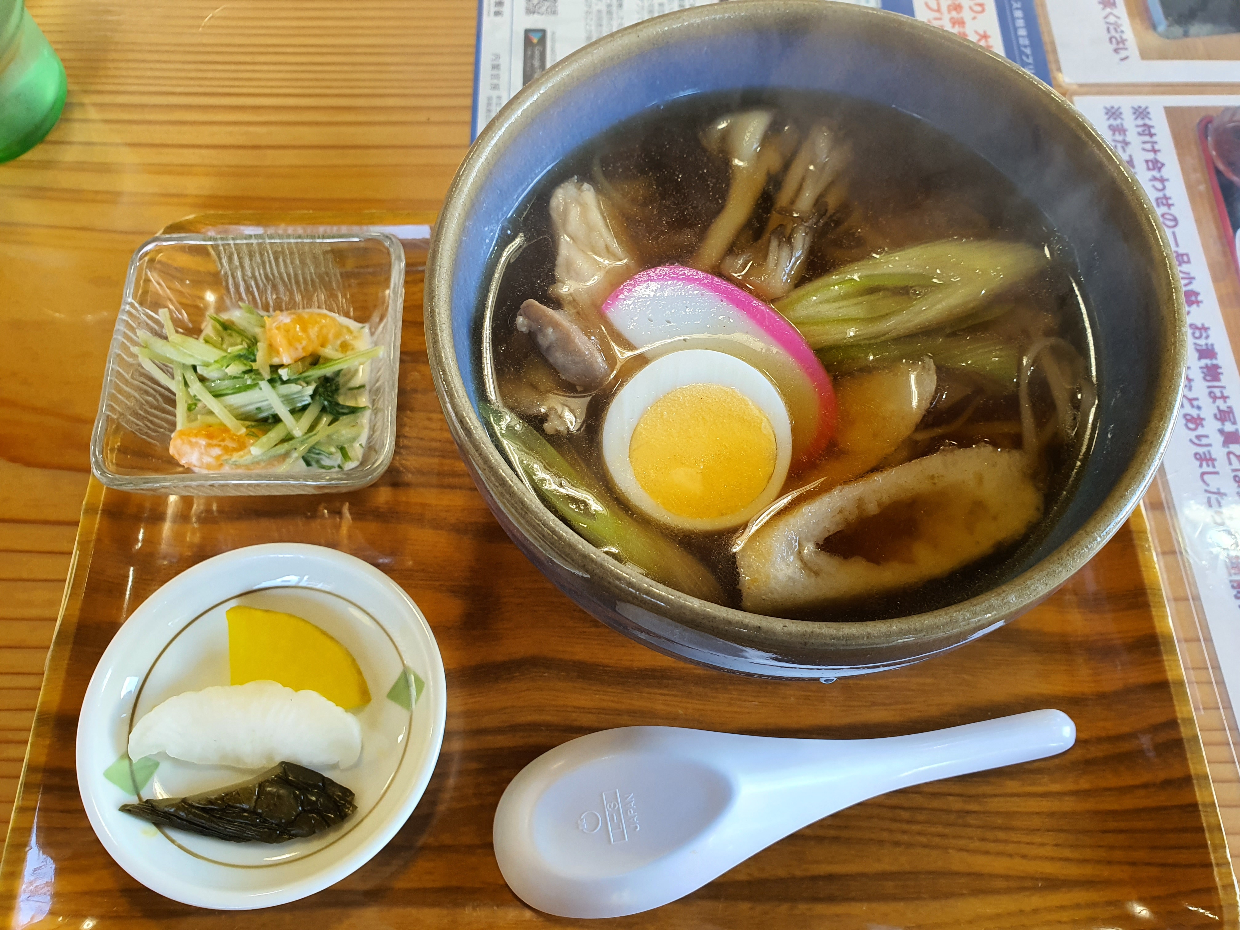 Tô mì Sansai Soba mộc mạc ăn kèm rau rừng tươi ngon và chả cá Kamaboko