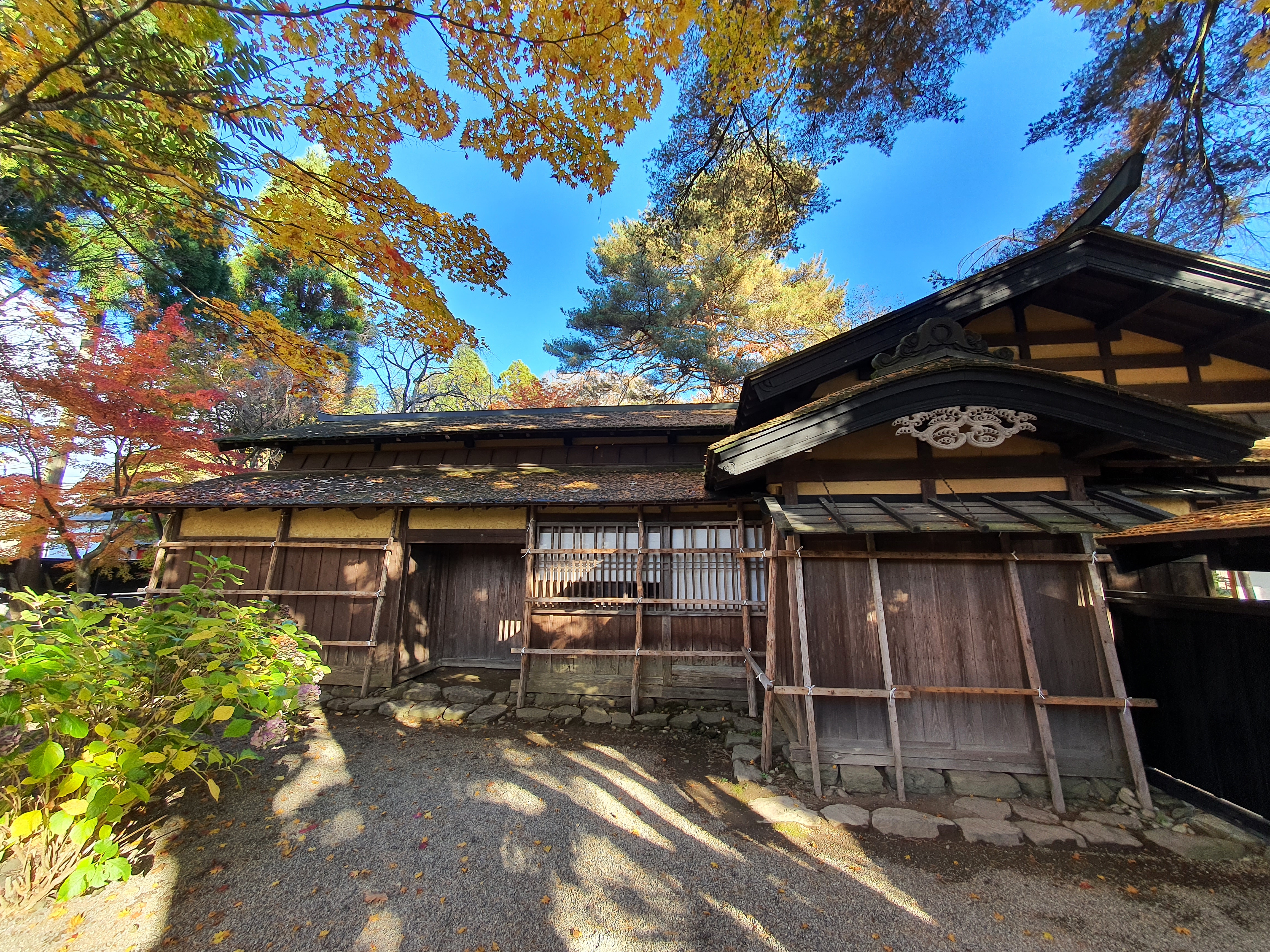 Góc sân vườn truyền thống được bảo tồn tỉ mỉ bên trong một ngôi nhà Samurai cổ