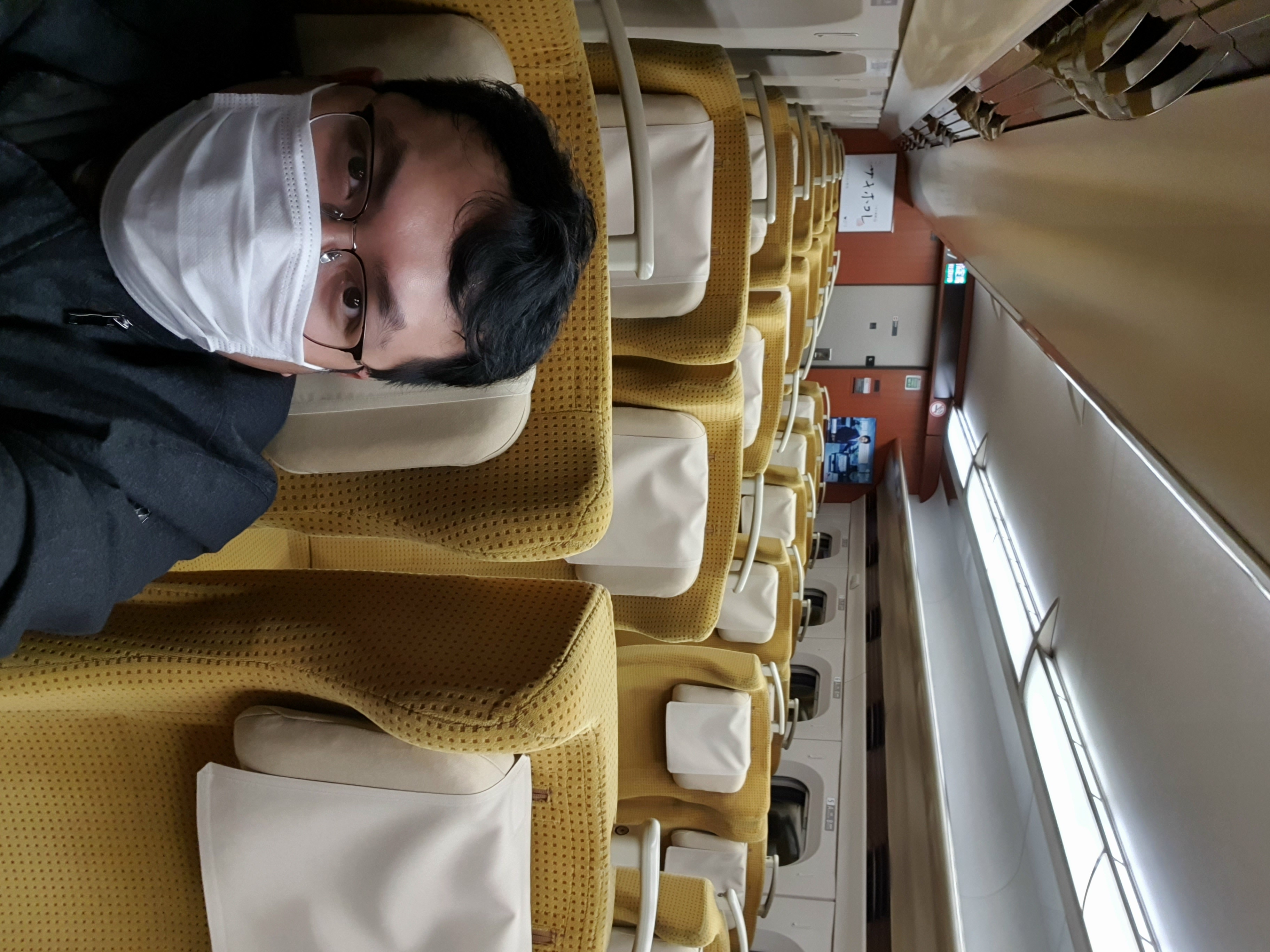 Không gian bên trong khoang tàu Shinkansen hiện đại nhưng hoàn toàn vắng khách