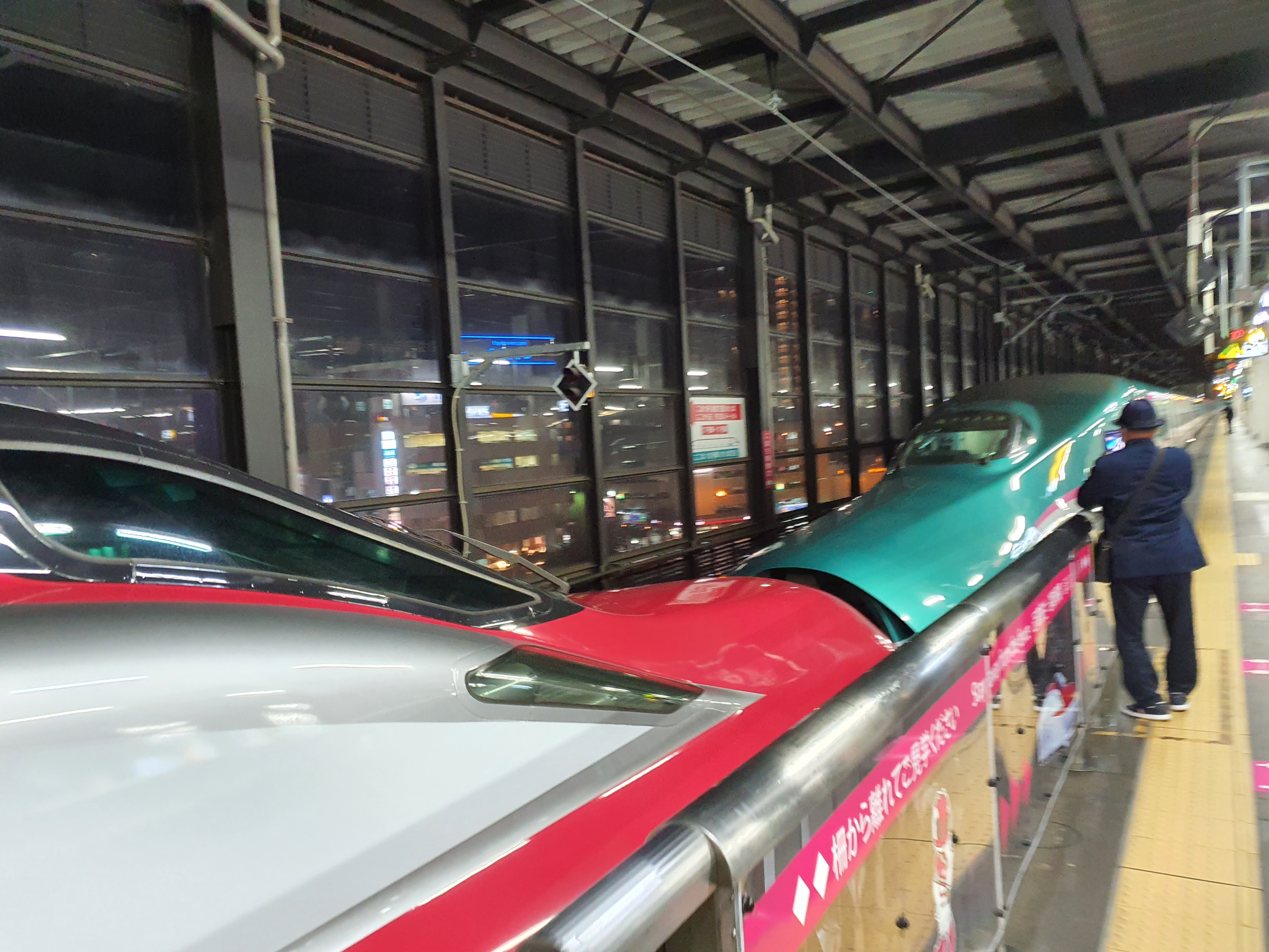 Mối nối kỹ thuật thông minh giữa hai đầu tàu Shinkansen tại ga trung chuyển